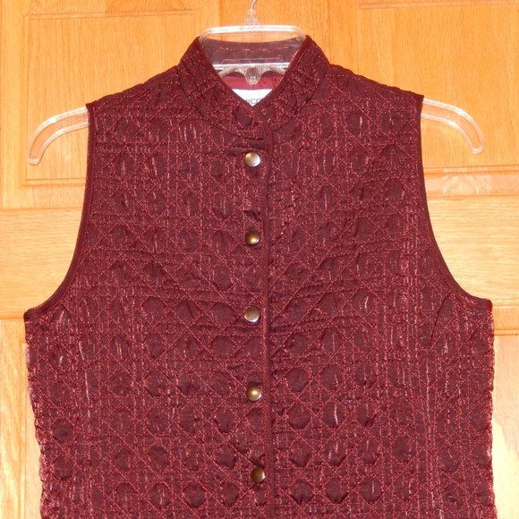 New Chico's 0 Small Dark Red Burgundy Lightly Quilted Snap Vest Jacket - Picture 3 of 5